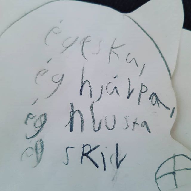 267/365 ég ætti að taka dóttur mina til fyrirmyndar ♡Leifur: "afhverju skrifaðiru þetta"Ása Julía: " baara... þetta eru setningar til að láta mér líða betur"Leifur: "liður þér illa?"Ása Júlía: "nei alls ekki þetta er bara til að minna mig á ef mér liður einhverntíma illa" #ásuskottiðmitt #dásemdarbarn #flýttuþérhægt #þannigtýnisttíminn